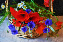 Korb mit roten Mohnblumen und Kornblumen auf Tisch. Gemalt. by havelmomente