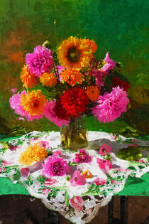 Blumenstrauß mit Sonnenblumen und Dahlien auf Tisch. Gemalt. von havelmomente