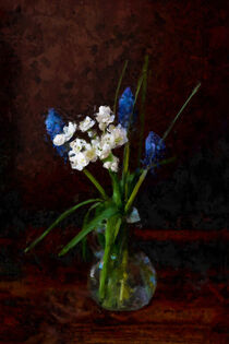 Blumenstrauß mit Perlhyazinthen und weißen Blumen. Gemalt. von havelmomente