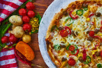 Pizza mit Käse und Gemüse. Stillleben italienische Küche. Gemalt. von havelmomente