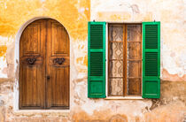Holztüre und Fenster mit Fensterläden von einem mediterranen Haus, Detailansicht by Alex Winter