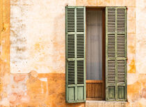Offene grüne Fensterläden von einem mediterranen Haus, Detailansicht by Alex Winter
