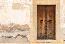 Rustikale braune Holztüre und Mauer von einem mediterranen Haus, Detailansicht von Alex Winter