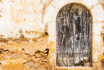 Kaputte Holztüre von einem alten mediterranen Haus von Alex Winter