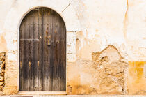 Mediterranes Haus mit rustikale Holztür und kaputter Wand von Alex Winter
