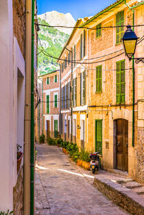 Mallorca, Straße im alten Bergdorf Fornalutx, Spanien von Alex Winter
