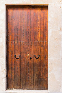 Rustikale braune Holztüre von einem mediterranen Haus, Detailansicht by Alex Winter