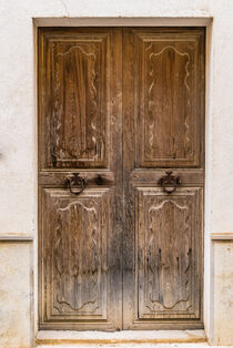 Alte braune Holztüre, Hauseingang von einem mediterranen Haus, Detailansicht by Alex Winter