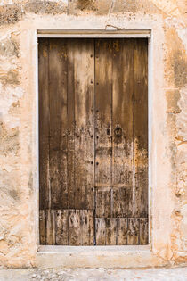 Alte rustikale braune Holztür von einem mediterranen Haus by Alex Winter