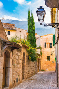 Enge Gasse in Soller, alte mediterrane kleine Stadt im Tramuntana Gebirge auf Mallorca, Spanien by Alex Winter