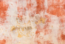 Nahaufnahme einer alten verwitterten Wand mit abblätternder Farbe von Alex Winter