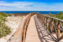 Majorca, boardwalk to the beach of bay of Alcudia, Spain von Alex Winter