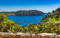 Mallorca, idyllische Bucht mit Segelboot in Camp de Mar, Spanien by Alex Winter