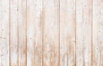 Old white and gray wooden planks wall background von Alex Winter
