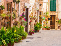 Majorca, idyllic street in Valldemossa village, Spain, Balearic islands von Alex Winter