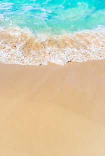 Sand beach with soft sea water wave von Alex Winter