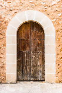 Brown old wooden front door of mediterranean house entrance  von Alex Winter