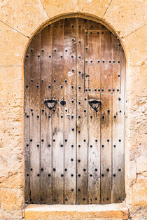 Old weathered wooden front door von Alex Winter