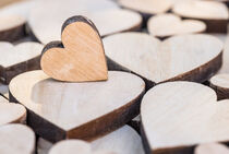 Romantic love message with many wooden hearts von Alex Winter