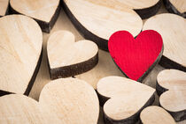Red heart with many romantic wooden love hearts von Alex Winter