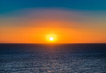 Idyllic sunset sea view with beautiful orange colored sun on sky von Alex Winter