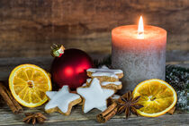 Christmas decoration with cookies and burning candle von Alex Winter