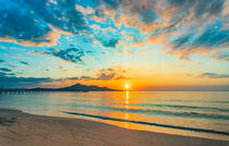 Idyllic sunrise at bay of Alcudia beach, coast on Mallorca, Spain von Alex Winter
