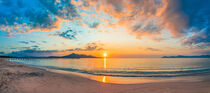 Panorama of idyllic and romantic sunrise at morning on the beach von Alex Winter