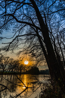 Idyllic sunset at lake water with beautiful nature landscape von Alex Winter