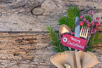 Christmas dinner menu table place setting on rustic wood background, copy space von Alex Winter