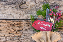 Christmas place setting with cutlery and tag christmas menue von Alex Winter