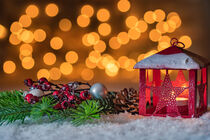 Christmas lantern, fir branch, red berries and ornaments on snow von Alex Winter