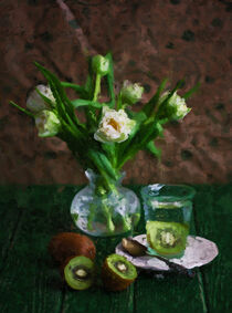 Blumenstrauß mit Tulpen auf Tisch. Kiwi Früchte ringsrum. Gemalt. von havelmomente