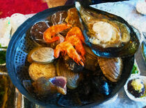 Stillleben. Meeresfrüchte Teller mit Muscheln, Austern, Garnelen und Fisch. Gemalt. by havelmomente