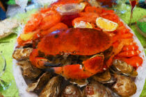 Rote Krabbe auf Auster Teller mit Zitrone. von havelmomente