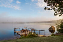 Morgennebel über dem einsamen See von Margit Kluthke