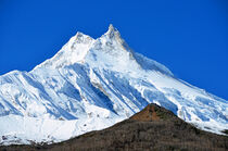 Der 8163 m hohe Manaslu im Himalaya by Ulrich Senff