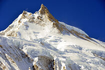 Blick zum Gipfel des Manaslu im Himalaya by Ulrich Senff