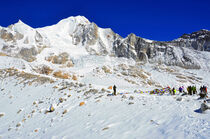 Am Larkya La Pass im Himalaya by Ulrich Senff