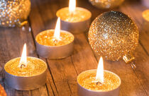 Weihnachtsdekoration mit Teelichtern und Weihnachtskugeln in Gold Glitzer by Alex Winter