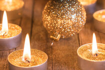 Weihnachten oder Advent Kerzen mit Weihnachtsdekoration by Alex Winter