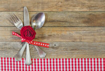 Romantisches Tischgedeck mit Rose auf Holztisch by Alex Winter