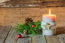 Advent oder Weihnachten Kerze mit Weihnachtsdekoration by Alex Winter
