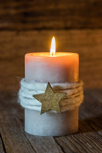 Weihnachten oder Advent Kerze mit Stern in Gold Dekoration von Alex Winter