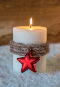 Christmas or Advent candle with xmas decoration von Alex Winter