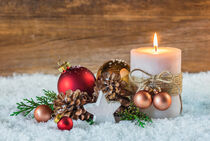 Advent oder Weihnachten Kerze mit Weihnachtsdekoration von Alex Winter