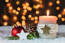 Weihnachtsdekoration mit Kerze für Weihnachten oder Advent von Alex Winter