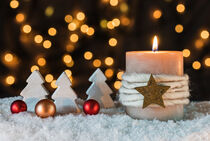 Weihnachtsdekoration mit Kerzen für Weihnachten oder Advent von Alex Winter