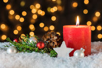 Weihnachten oder Advent rote Kerze mit Weihnachtsdekoration von Alex Winter