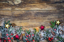 Weihnachtsdekoration Girlande aus Tannenzweigen und Weihnachtsschmuck auf Holz by Alex Winter